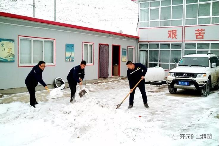 人间四月芳菲尽，山中春雪还复来